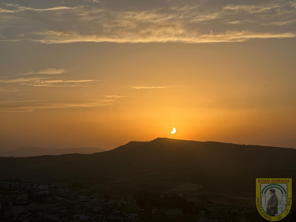 Piso Emaús viendo eclipse solar